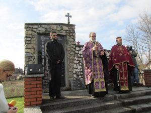  U Srpskoj Tišini kod Šamca služen je parastos i položeni su vijenci u znak sjećanja na poginule u odbrambeno-otadžbinskom i Drugom svjetskom ratu.