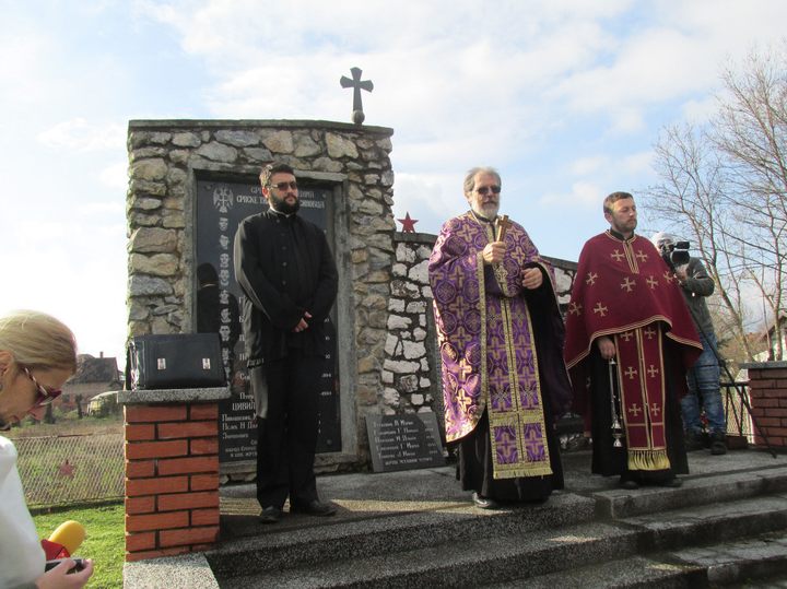 U Srpskoj Tišini kod Šamca služen je parastos i položeni su vijenci u znak sjećanja na poginule u odbrambeno-otadžbinskom i Drugom svjetskom ratu.