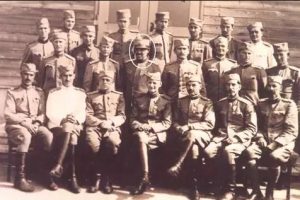 Konjički oficir Gradimir Milojković (u sredini) sa svojim kolegama oficirima 1942. godine