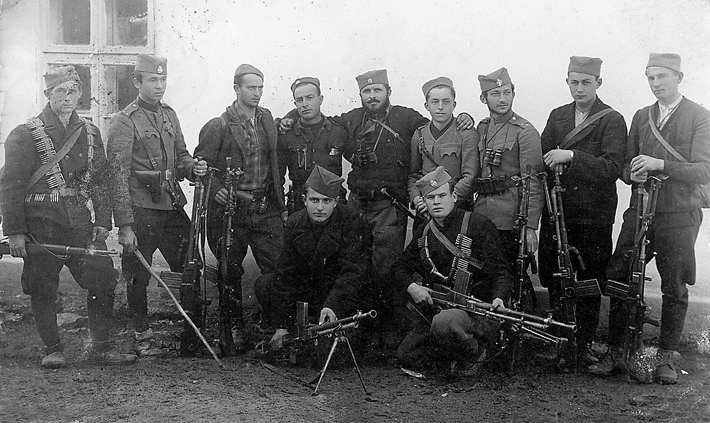 Потпоручник Ајдачић, у средини, са пушкомитраљесцима Косјерићке бригаде
