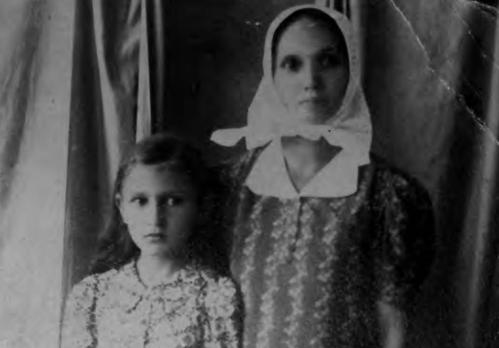 Fotografija Kate i Dušanke Đukić u Glini od 17. svibnja 1941.