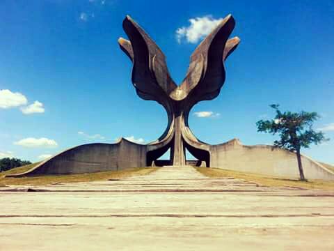 Spomenik na mjestu logora Jasenovac
