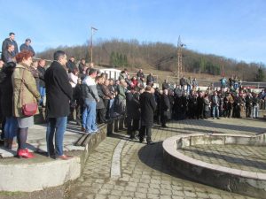 U crkvi Svetih apostola Petra i Pavla u Kravici kod Bratunca služen parastos za 158 srpskih civila i vojnika iz ovog mjesta i okolnih sela poginulih u posljednjem ratu, od kojih su 49 ubile muslimanske snage iz Srebrenice i bratunačkih sela na Božić, 7. januara 1993. godine.