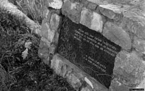 Spomen ploča na zajedničkoj grobnici u Gornjem Taborištu, snimljeno juna 1961.