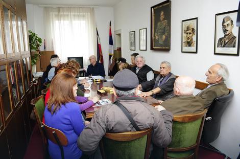 Članovi udruženja logoraša Jasenovac na sastanku u prostorijama Saveza boraca NOB-a