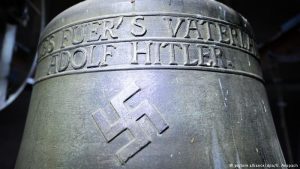 "Све за домовину - Адолф Хитлер" стоји на звону.
