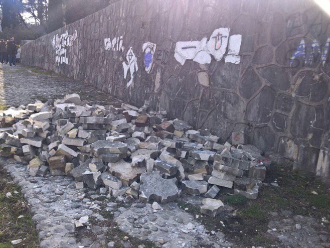 Вандали поново уништавали Партизанско спомен-гробље у Мостару Фото: klix.ba