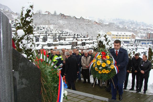 Након парастоса бројне делегације положиле су цвијеће на спомен-обиљежје масовне гробнице у православном гробљу.
