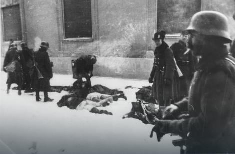 Лешеви побијених цивила леже насред Футошле улице Фото: Wikipedia / РАС Србија