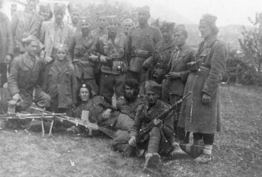 Major Petar Baćović stoji u sredini, a sa njegove desne strane je kapetan Milivoje Kovačević
