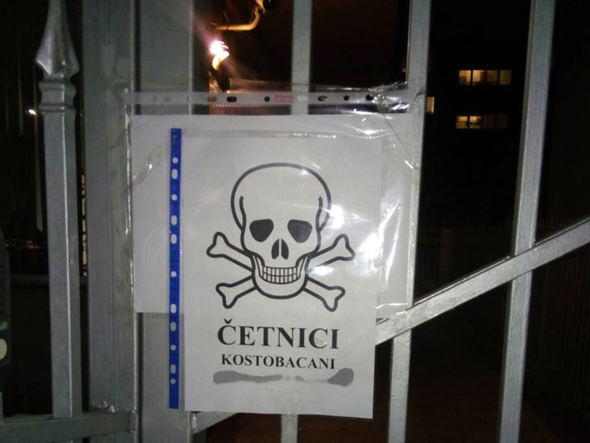 Na ulazu u Ambasadu Srbije u Sarajevu nepoznata lica zalijepila su plakat na kome je nacrtana mrtvačka glava, ispod koje piše "Četnici kostobacani".