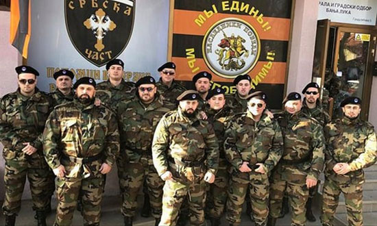 Pripadnici organizacije Srpska čast u uniformama poziraju u Banja Luci