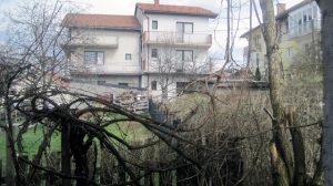 Malobrojni Srbi u Sarajevu teško ili gotovo nikako ne mogu da ostvare svoja prava, što potvrđuje i primjer Rajke Đurić koja 16 godina uporno nastoji da vrati svoju imovinu koju su joj, uz pomoć lokalnih vlasti, uzurpirale komšije.