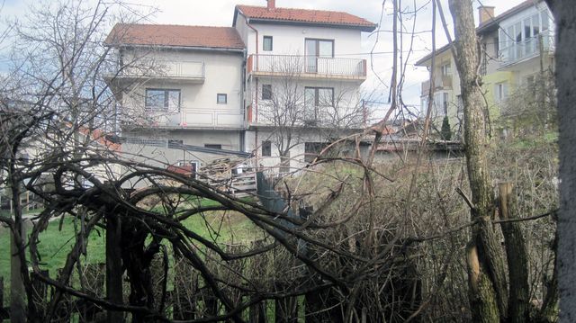 Малобројни Срби у Сарајеву тешко или готово никако не могу да остваре своја права, што потврђује и примјер Рајке Ђурић која 16 година упорно настоји да врати своју имовину коју су јој, уз помоћ локалних власти, узурпирале комшије.
