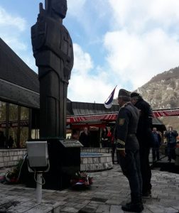 Članovi Ravnogorskog pokreta otadžbine Srpske danas su položili cvijeće na spomenik Palim borcima u Višegradu.