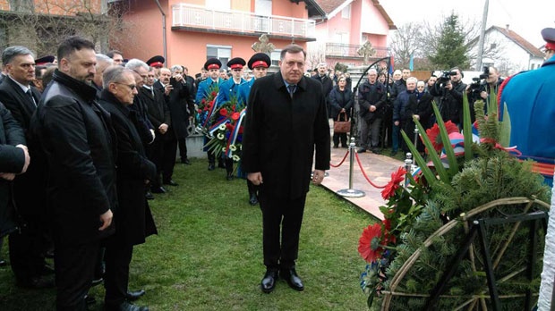 Dodik polaže vence na spomen-ploču - Foto Vid Blagojević