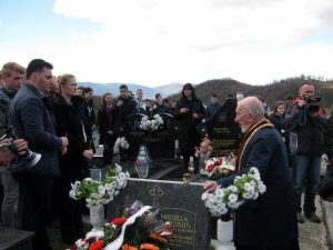 Učenici osnovnih škola sa područja Istočnog Novog Sarajeva i Istočne Ilidže prisustvovali su danas na groblju u Miljevićima pomenu za djevojčice Milicu Lalović i Natašu Učur koje su ubijene snajperskim hicima u sarajevskom naselju Grbavica 1995. godine.