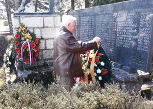 Polaganjem vijenaca na spomenik palim borcima u Drugom svjetskom ratu, na Palama je danas obilježen 3. april - Dan oslobođenja ove opštine.