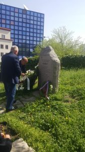  Ekipa Radio-televizije Republike Srpske /RTRS/položila je vijenac na spomenik "Zašto?" u beogradskom Tašmajdanskom parku u znak sjećanja na 16 radnika Radio-televizije Srbije /RTS/ koji su stradali na svojim radnim mjestima 1999. godine u zločinačkom NATO bombardovanju.