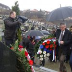 Ministar rada i boračko-invalidske zaštite Republike Srpske Milenko Savanović položio je danas vijenac na spomen-obilježje masovne grobnice na pravoslavnom groblju u Mrkonjić Gradu.