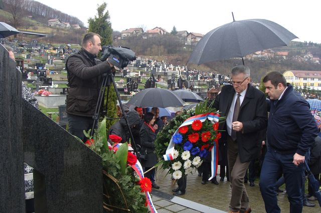 Ministar rada i boračko-invalidske zaštite Republike Srpske Milenko Savanović položio je danas vijenac na spomen-obilježje masovne grobnice na pravoslavnom groblju u Mrkonjić Gradu.