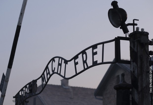 „Rad oslobađa“ – natpis iznad glavne kapije zloglasnog logora Aušvic
