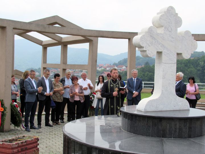 Na Spomen-kosturnici u Banjaluci služen je parastos i položeni vijenci za 626 poginulih boraca sa područja opštine Prnjavor.
