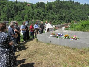 Kod spomen-kosturnice žrtvama ustaškog zločina u Srebrenici danas je služen parastos za više od 250 srpskih civila koje su ustaše ubile drugi dan pravoslavnog praznika Trojica 1943. godine u Srebrenici i treći dan Trojčindana na Zalazju.