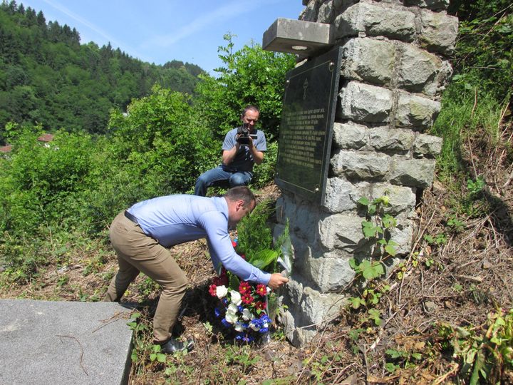 Код спомен-костурнице жртвама усташког злочина у Сребреници данас је служен парастос за више од 250 српских цивила које су усташе убиле други дан православног празника Тројица 1943. године у Сребреници и трећи дан Тројчиндана на Залазју.