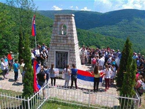 U Gornjoj Jošanici kod Foče danas je služen parastos za 56 mještana, koji su zvjerski ubijeni na Nikoljdan, 19. decembra 1992. godine, kao i za još 17 srpskih boraca iz ovog kraja poginulih tokom posljednjeg rata.