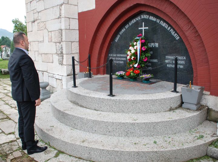 Načelnik opštine Istočno Novo Sarajevo Ljubiša Ćosić položio je danas vijenac na grob Gavrila Princip u federalnom Sarajevu i odao poštu vidovdanskim junacima, članovima "Mlade Bosne".