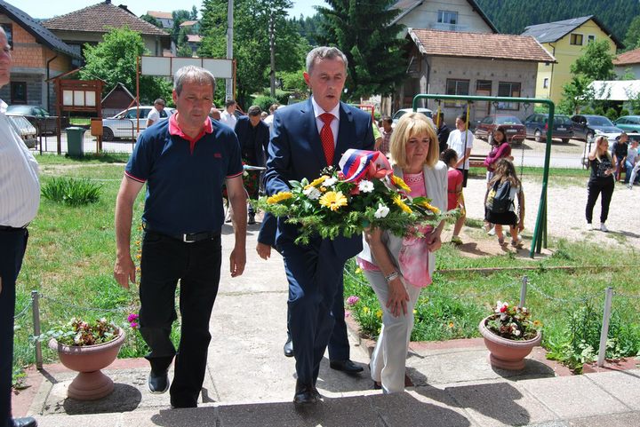 Boračke organizacije opštine Pale Mihajlo Parađina položio je vijenac na mjesnom spomen-obilježju u naselju Stara Stanica na Palama.