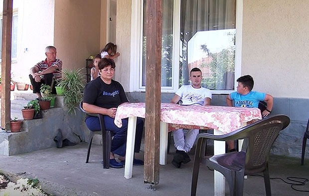 Porodica Matović ispred svoje kuće