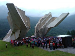 U prisustvu više stotina poštovalaca Narodno-oslobodilačke borbe i danas je u Dolini heroja na Tjentištu, polaganjem vijenaca i kulturno-umjetničkim programom, obilježeno 75 godina od Bitke na Sutjesci.
