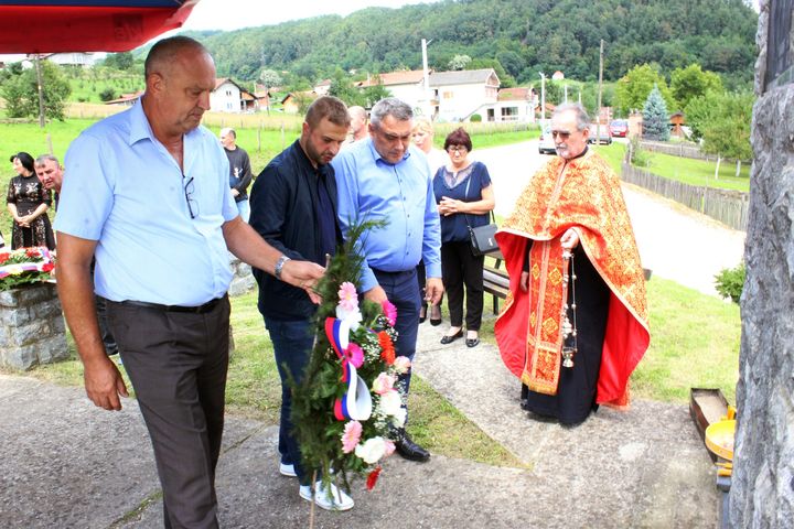 Ispred Spomen-obilježja u Pirkovcima kod Lopara danas je služen pomen za deset poginulih boraca odbrambeno-otadžbinskog rata iz ovog mjesta.