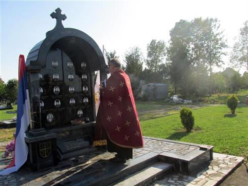 U Crkvi posvećenoj knezu Lazaru u Kruškovom Polju kod Šamca danas je služena zaupokojena liturgija za 14 poginulih boraca Vojske Republike Srpske i tri civilne žrtve proteklog rata iz ovog mjesta, a zatim je pored spomenika poginulim služen parastos