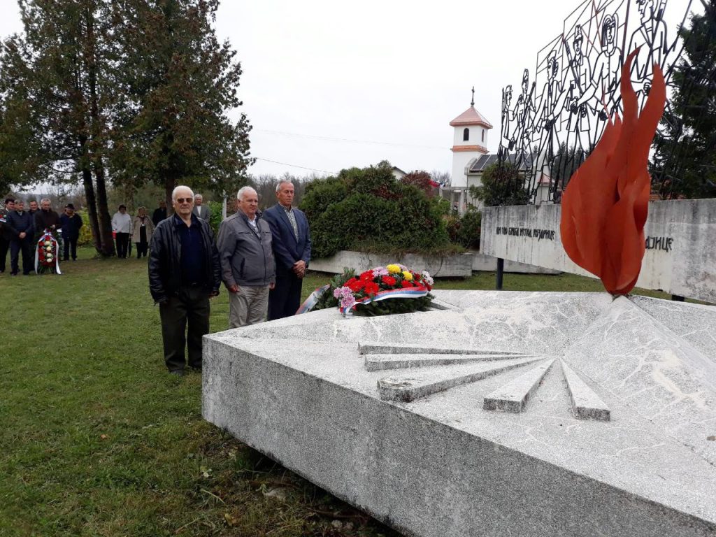 Na Puharinama je održan tradicionalni istorijski čas u znak sjećanja na oko 400 civila koje su ustaše ubile u noći između 21. i 22. oktobra 1942. godine nakon neuspjele ofanzive na Kozari.