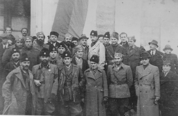 Na Kninskom Kosovu, posle sahrane palih na Gračacu. Donji red, s leva na desno: major Miodrag Palošević, vojvoda Momčilo Đujić, major Petar Baćović…