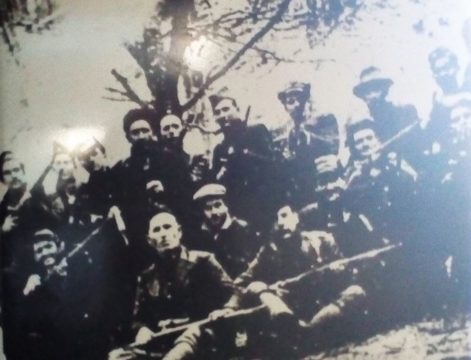 Група партизана са Kозаре. У средини један од партизана на глави носи шајкачу