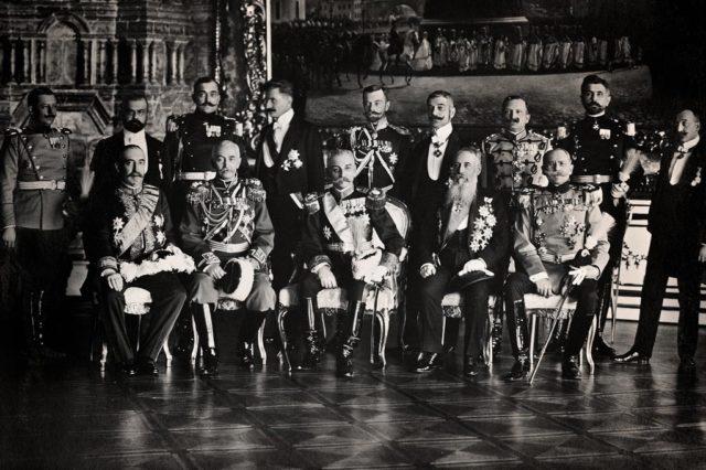 Nikola Pašić sa knezom Arsenom, kraljem Petrom I i pukovnikom Šturmom u Carskom selu 1910. godine.