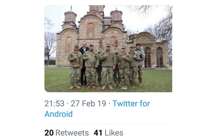Нато војници испред манастира Грачаница (Фото Твитер)