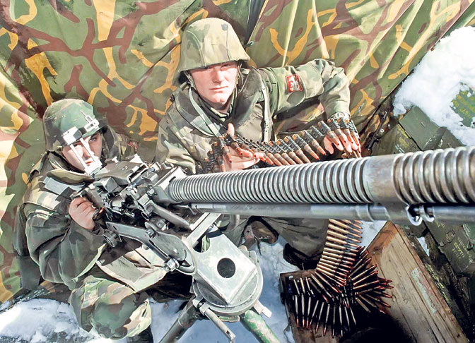 Vojnici u okolini Junika u martu 1999. godine (Foto EPA/Moma Dabić)