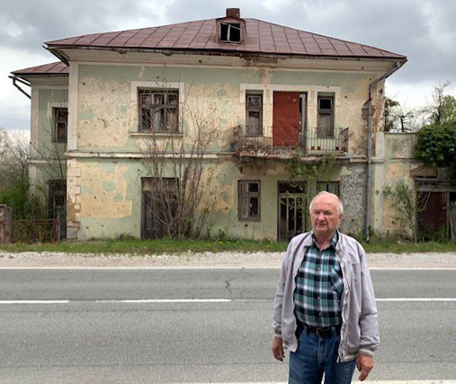 Mirko Zagorac ispred uništene kuće