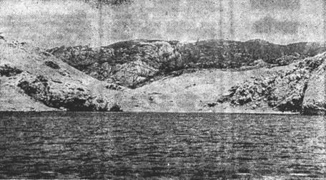Predvojre kamenog pakla – Uvala Sušac – pristup Slani s južne, paške strane. U pozadini se vidi velebitski masiv.