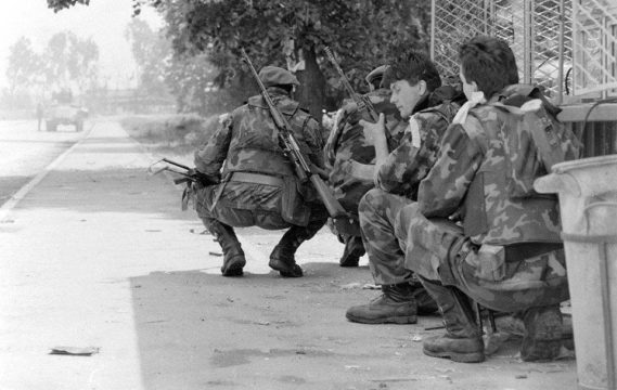 Операција „Коридор-92“. Српски борци ослобађају Дервенту, на раменима као ознаку носе бијеле тракице.