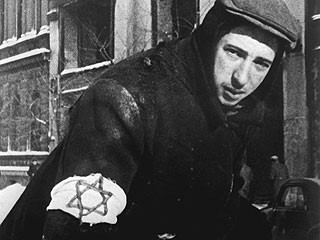 Јеврејски младић у Варшавском гету 1943.